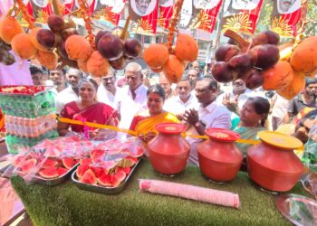 தூத்துக்குடியில் 4 இடங்களில் திமுக சார்பில் கோடைகால நீர் மோர் பந்தல் அமைச்சர் கீதாஜீவன் திறந்து வைத்து பொதுமக்களுக்கு குளிர்பானங்கள் வழங்கினார்.