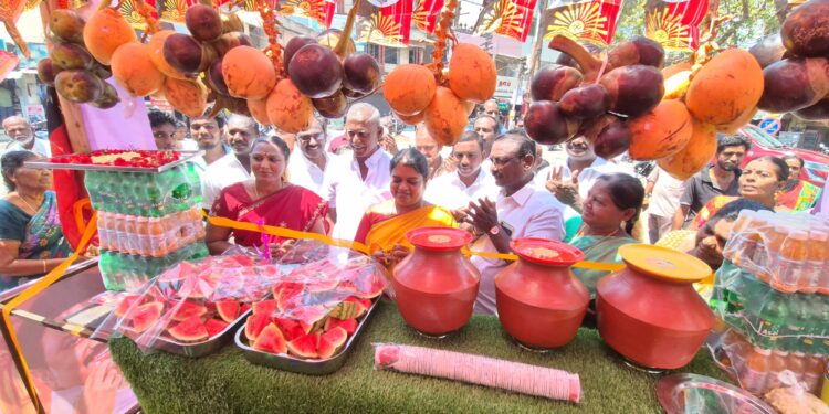 தூத்துக்குடியில் 4 இடங்களில் திமுக சார்பில் கோடைகால நீர் மோர் பந்தல் அமைச்சர் கீதாஜீவன் திறந்து வைத்து பொதுமக்களுக்கு குளிர்பானங்கள் வழங்கினார்.