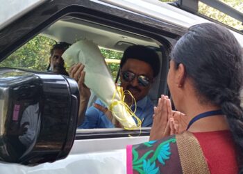 தமிழக முதல்வர் மு.க. ஸ்டாலின் கொடைக்கானல்   வருகை : கொடைக்கானல் நகர்மன்ற உறுப்பினர்   பிரபா ஷாமிலி ஜீவா, பூங்கொத்து கொடுத்து பிரம்மாண்ட வரவேற்பு கொடுத்தார்.