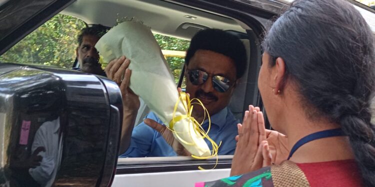 தமிழக முதல்வர் மு.க. ஸ்டாலின் கொடைக்கானல்   வருகை : கொடைக்கானல் நகர்மன்ற உறுப்பினர்   பிரபா ஷாமிலி ஜீவா, பூங்கொத்து கொடுத்து பிரம்மாண்ட வரவேற்பு கொடுத்தார்.