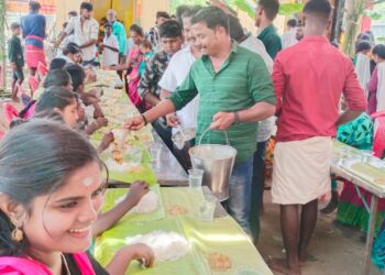 மாப்பிள்ளையூரணி முத்துமாாியம்மன் கோவில் கொடை விழாவையொட்டி பஞ்., தலைவர் சரவணக்குமார் அன்னதானத்தை தொடங்கி வைத்தார்.