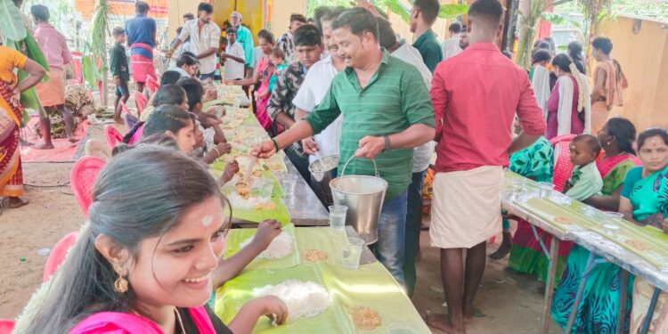 மாப்பிள்ளையூரணி முத்துமாாியம்மன் கோவில் கொடை விழாவையொட்டி பஞ்., தலைவர் சரவணக்குமார் அன்னதானத்தை தொடங்கி வைத்தார்.