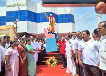 தூத்துக்குடியில் மே தின நினைவு சின்னத்திற்கு அமைச்சர் கீதாஜீவன் மரியாதை செலுத்தினார்.