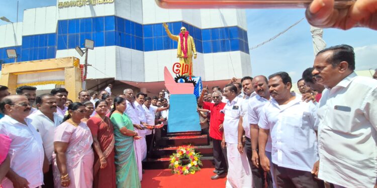 தூத்துக்குடியில் மே தின நினைவு சின்னத்திற்கு அமைச்சர் கீதாஜீவன் மரியாதை செலுத்தினார்.