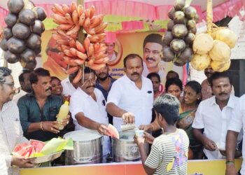 தூத்துக்குடியில் திமுக சார்பில் இரண்டு இடங்களில் நீர் மோர் பந்தல் திறந்து வைத்து பொதுமக்களுக்கு மேயர் ஜெகன் பொியசாமி குளிர்பானங்கள் வழங்கினார்.