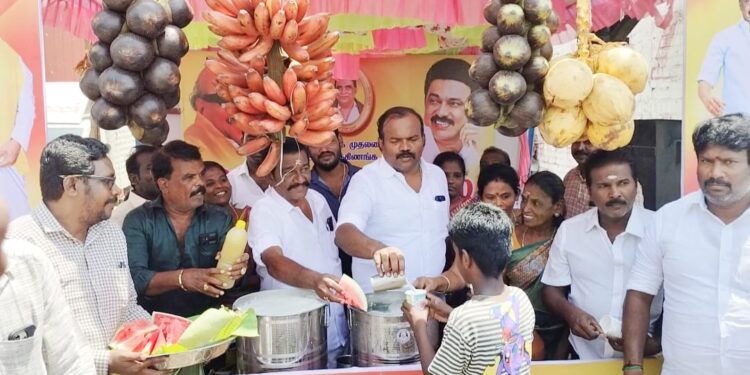 தூத்துக்குடியில் திமுக சார்பில் இரண்டு இடங்களில் நீர் மோர் பந்தல் திறந்து வைத்து பொதுமக்களுக்கு மேயர் ஜெகன் பொியசாமி குளிர்பானங்கள் வழங்கினார்.