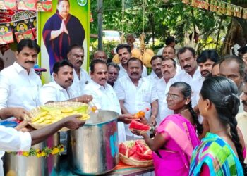 தூத்துக்குடியில் அதிமுக சார்பில் 3 இடங்களில் கோடை கால நீர் மோர் பந்தல், முன்னாள் அமைச்சர்கள் எஸ்.பி.சண்முகநாதன், சி.த.செல்லப்பாண்டியன் திறந்து வைத்து பொதுமக்களுக்கு குளிர்பானங்கள் வழங்கினார்கள்.