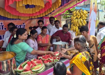 தூத்துக்குடியில் திமுக சார்பில் கோடைகால நீர் மோர் பந்தல் அமைச்சர் கீதாஜீவன் திறந்து வைத்து பொதுமக்களுக்கு குளிர்பானங்கள் வழங்கினார்.