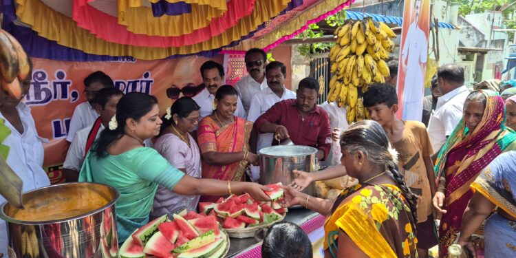 தூத்துக்குடியில் திமுக சார்பில் கோடைகால நீர் மோர் பந்தல் அமைச்சர் கீதாஜீவன் திறந்து வைத்து பொதுமக்களுக்கு குளிர்பானங்கள் வழங்கினார்.
