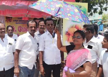 தூத்துக்குடியில் கனிமொழி சார்பில் பொதுமக்களுக்கு குடை வழங்கப்பட்டது. 