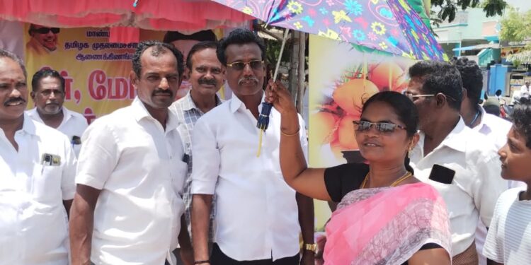 தூத்துக்குடியில் கனிமொழி சார்பில் பொதுமக்களுக்கு குடை வழங்கப்பட்டது. 