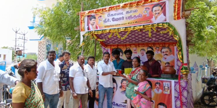 மாப்பிள்ளையூரணியில் திமுக சார்பில் கோடைகால நீர் மோர் பந்தல் தெற்கு மாவட்ட இளைஞர் அணி துணை அமைப்பாளர் வக்கீல் பால்துரை திறந்து வைத்து பொதுமக்களுக்கு குளிர்பானங்கள் வழங்கினார்.