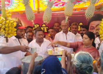 தூத்துக்குடியில் திமுக சார்பில் கோடைகால நீர் மோர் பந்தல் அமைச்சர் கீதாஜீவன் திறந்து வைத்து பொதுமக்களுக்கு குளிர்பானங்கள் வழங்கினார்.