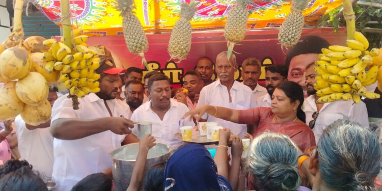 தூத்துக்குடியில் திமுக சார்பில் கோடைகால நீர் மோர் பந்தல் அமைச்சர் கீதாஜீவன் திறந்து வைத்து பொதுமக்களுக்கு குளிர்பானங்கள் வழங்கினார்.