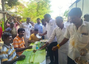 தூத்துக்குடி செல்வவிநாயகபுரம் பத்திரகாளியம்மன் கோவில் கொடை விழா மேயர் ஜெகன் பெரியசாமி அன்னதானத்தை தொடங்கி வைத்தார்.