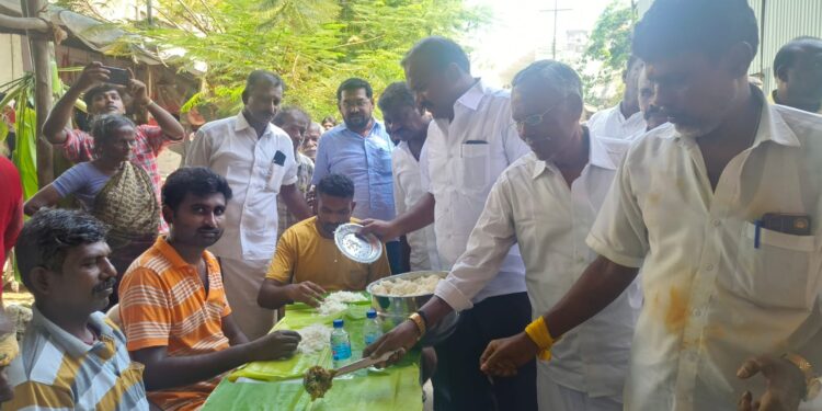 தூத்துக்குடி செல்வவிநாயகபுரம் பத்திரகாளியம்மன் கோவில் கொடை விழா மேயர் ஜெகன் பெரியசாமி அன்னதானத்தை தொடங்கி வைத்தார்.