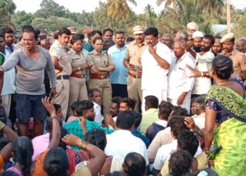 ஓசூர் அருகே,  கெலமங்கலம் பகுதியில் போக்குவரத்து நெருக்கடி மிக்க இடத்தில்    2 டாஸ்மாக் மதுபான கடைகள் அமைந்ததால் தொடர் விபத்துகள் உயிர்கள் பலி!!!   2 டாஸ்மாக் கடையை மாற்ற பொதுமக்கள் சாலை மறியல் பரபரப்பு!!