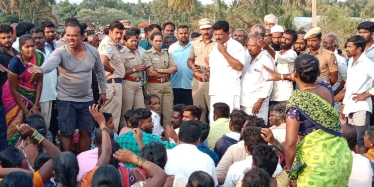 ஓசூர் அருகே,  கெலமங்கலம் பகுதியில் போக்குவரத்து நெருக்கடி மிக்க இடத்தில்    2 டாஸ்மாக் மதுபான கடைகள் அமைந்ததால் தொடர் விபத்துகள் உயிர்கள் பலி!!!   2 டாஸ்மாக் கடையை மாற்ற பொதுமக்கள் சாலை மறியல் பரபரப்பு!!