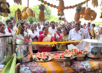 தூத்துக்குடியில் திமுக சார்பில் 4 இடங்களில் கோடைகால நீர் மோர் பந்தல் அமைச்சர் கீதாஜீவன் திறந்து வைத்து பொதுமக்களுக்கு குளிர்பானங்கள் வழங்கினார்.