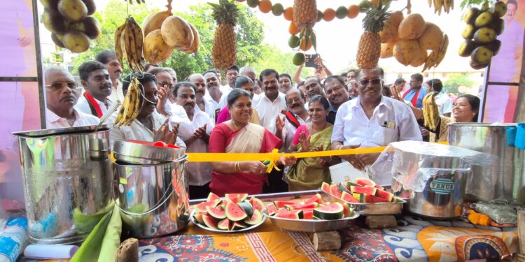 தூத்துக்குடியில் திமுக சார்பில் 4 இடங்களில் கோடைகால நீர் மோர் பந்தல் அமைச்சர் கீதாஜீவன் திறந்து வைத்து பொதுமக்களுக்கு குளிர்பானங்கள் வழங்கினார்.