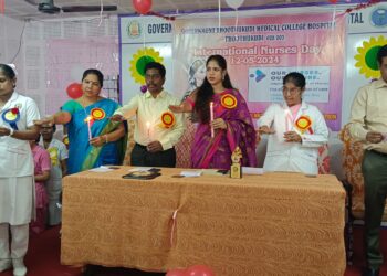 தூத்துக்குடியில் செவிலியர் தின விழா, கூடுதல் ஆட்சியர் ஐஸ்வர்யா செவிலியர்களுக்கு விருது வழங்கி பாராட்டு.