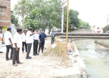 மாநகராட்சி பகுதியில் மழைநீரை வெளியேற்றும் வடிகால்களை கலெக்டர் லட்சுமிபதி, மேயர் ஜெகன் பெரியசாமி, ஆணையர் மதுபாலன் ஆகியோர் பார்வையிட்டனர்.