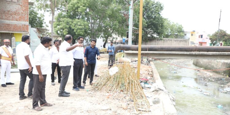 மாநகராட்சி பகுதியில் மழைநீரை வெளியேற்றும் வடிகால்களை கலெக்டர் லட்சுமிபதி, மேயர் ஜெகன் பெரியசாமி, ஆணையர் மதுபாலன் ஆகியோர் பார்வையிட்டனர்.