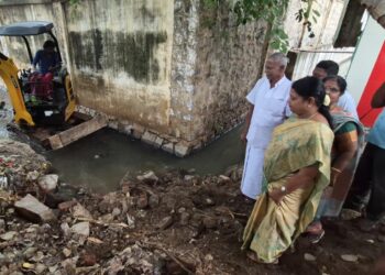 தூத்துக்குடியில் கழிவுநீர் கால்வாய் தூர் வாரும் பணி அமைச்சர் கீதாஜீவன் ஆய்வு