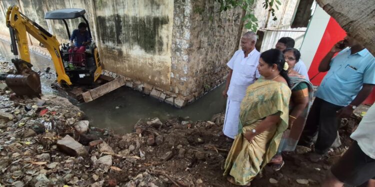 தூத்துக்குடியில் கழிவுநீர் கால்வாய் தூர் வாரும் பணி அமைச்சர் கீதாஜீவன் ஆய்வு