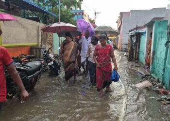 தூத்துக்குடியில் கொட்டும் மழையில் 5வது வார்டு பகுதியில் அமைச்சர் கீதாஜீவன் மக்கள் குறைகேட்பு 