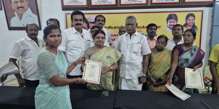 முயற்சி பயிற்சி இருந்தால் எல்லா துறைகளிலும் சாதிக்கலாம் பொியசாமி நினைவு கல்வி அறக்கட்டளை விழாவில் அமைச்சர் கீதாஜீவன் பேசினார்.