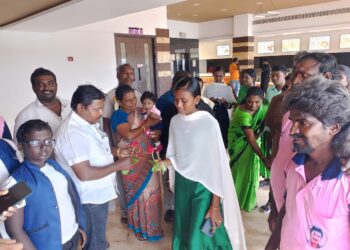 தூத்துக்குடியில் சாமானியன் திரைப்படம் பொதுமக்களுக்கு ரோஜாபூ கொடுத்து வரவேற்றனர்.