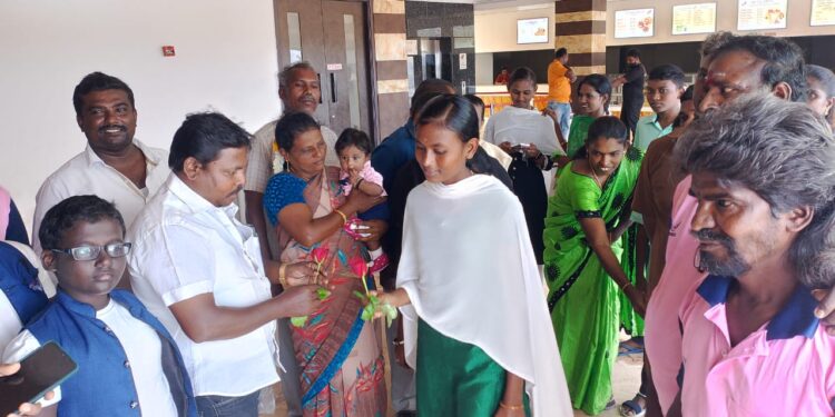 தூத்துக்குடியில் சாமானியன் திரைப்படம் பொதுமக்களுக்கு ரோஜாபூ கொடுத்து வரவேற்றனர்.