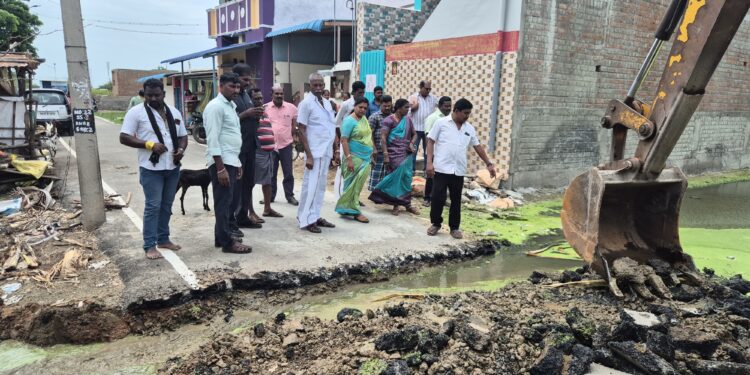 குரூப்1 தேர்வில் வெற்றி பெற்று துணை ஆட்சியராக பதவி ஏற்க இருக்கும் கோகுல் சிங்க்கு சண்முகையா எம்.எல்.ஏ, யூனியன் சேர்மன் ரமேஷ் வாழ்த்து தொிவித்தனர்.