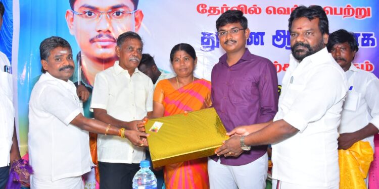 குரூப்1 தேர்வில் வெற்றி பெற்று துணை ஆட்சியராக பதவி ஏற்க இருக்கும் கோகுல் சிங்க்கு சண்முகையா எம்.எல்.ஏ, யூனியன் சேர்மன் ரமேஷ் வாழ்த்து தொிவித்தனர்.