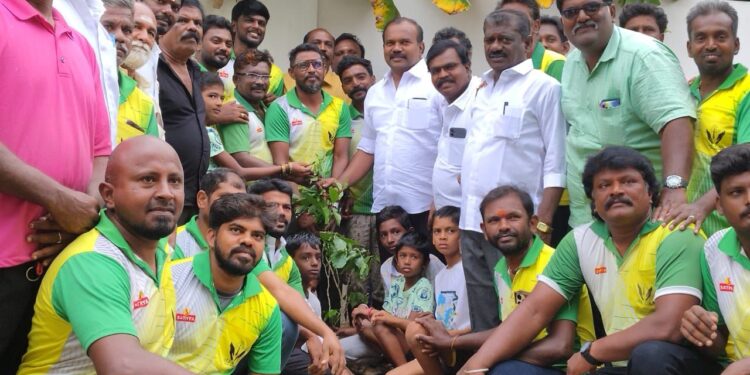 தூத்துக்குடியில் பொியசாமியின் நினைவு நாளையொட்டி மேயர் ஜெகன் பெரியசாமி மரக்கன்று நட்டினார்.