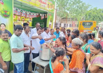 தூத்துக்குடியில் அதிமுக சார்பில் கோடை காலத்தை முன்னிட்டு முன்னாள் அமைச்சர் சி.த.செல்லப்பாண்டியன் பழரசம் சர்பத் வழங்கினார்.  