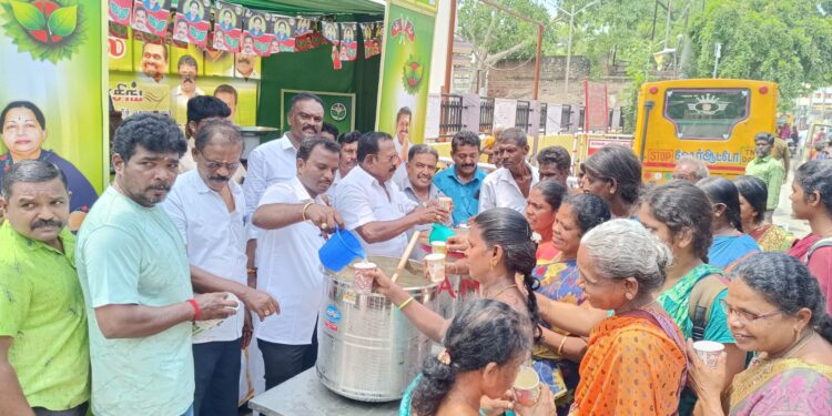 தூத்துக்குடியில் அதிமுக சார்பில் கோடை காலத்தை முன்னிட்டு முன்னாள் அமைச்சர் சி.த.செல்லப்பாண்டியன் பழரசம் சர்பத் வழங்கினார்.  