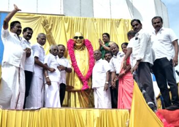 துத்துக்குடியில் கருணாநிதி பிறந்த நாளையொட்டி கலைஞர் சிலைக்கு அமைச்சர் கீதாஜீவன், மேயர் ெஜகன் பொியசாமி ஆகியோர் மாலை அணிவித்து மரியாதை செய்தனர்.