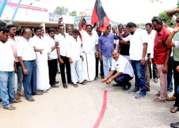 தூத்துக்குடியில் கனிமொழி  எம்.பி தொடர்ந்து முன்னிலை : மேயர் ஜெகன் பெரியசாமி தலைமையில்  திமுக தொண்டர்கள் வெடி வெடித்து இனிப்பு வழங்கி உற்சாக கொண்டாட்டம்.