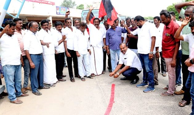 தூத்துக்குடியில் கனிமொழி  எம்.பி தொடர்ந்து முன்னிலை : மேயர் ஜெகன் பெரியசாமி தலைமையில்  திமுக தொண்டர்கள் வெடி வெடித்து இனிப்பு வழங்கி உற்சாக கொண்டாட்டம்.