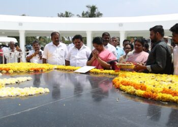 கலைஞர் பிறந்தநாளையொட்டி திமுக இளைஞர் அணி சார்பில் உணவு வழங்கப்பட்டது.