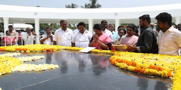 கலைஞர் பிறந்தநாளையொட்டி திமுக இளைஞர் அணி சார்பில் உணவு வழங்கப்பட்டது.