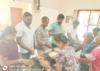 கலைஞர் பிறந்தநாளையொட்டி திமுக இளைஞர் அணி சார்பில் உணவு வழங்கப்பட்டது.