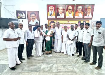 தூத்துக்குடி 44 வது வார்டு பகுதியில் கனிமொழி எம்.பிக்கு வரவேற்பு அளிக்கப்பட்டது.