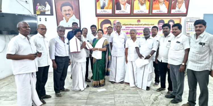 தூத்துக்குடி 44 வது வார்டு பகுதியில் கனிமொழி எம்.பிக்கு வரவேற்பு அளிக்கப்பட்டது.