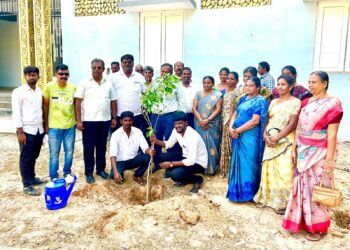 தூத்துக்குடி 44 வது வார்டு பகுதியில் கனிமொழி எம்.பிக்கு வரவேற்பு அளிக்கப்பட்டது.