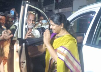 தூத்துக்குடி 44 வது வார்டு பகுதியில் கனிமொழி எம்.பிக்கு வரவேற்பு அளிக்கப்பட்டது.