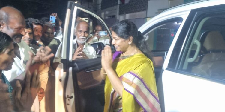 தூத்துக்குடி 44 வது வார்டு பகுதியில் கனிமொழி எம்.பிக்கு வரவேற்பு அளிக்கப்பட்டது.