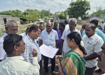 பொட்டல்காட்டில் குடிநீர் பிரச்சனை அதிகாாிகளுடன் அமைச்சர் கீதாஜீவன் நோில் ஆய்வு